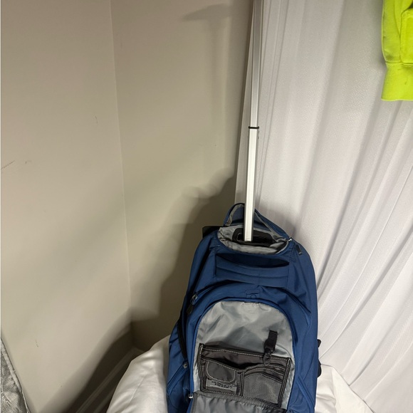 High Sierra Blue Wheeled Travel Bag with Retractable Handle - Picture 9 of 11